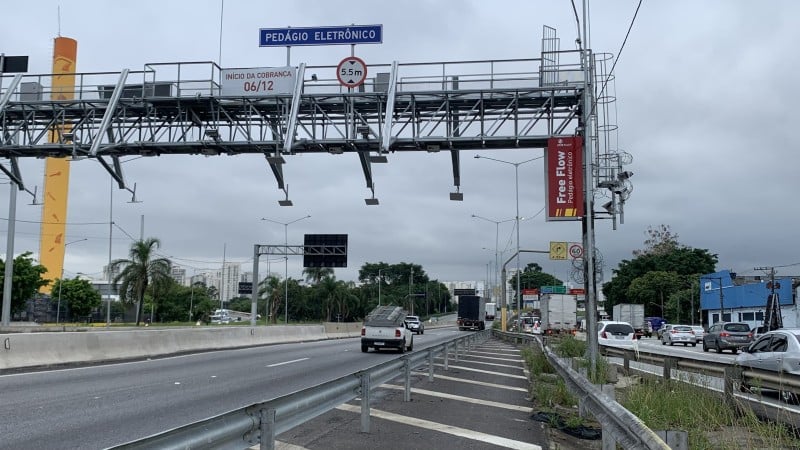 O projeto mantém cobrança da tarifa, mas extingue multa e pontos na CNH por inadimplência.