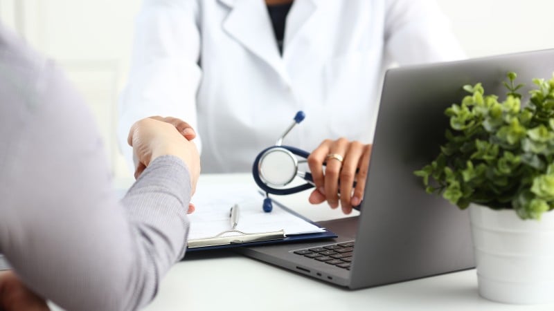 O projeto do deputado Ribeiro Neto prevê que os pacientes sejam avisados em caso de atrasos superiores a 30 minutos.