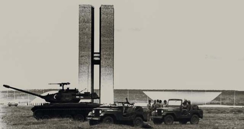 Tanques do Exército em frente ao Congresso Nacional em 1964.