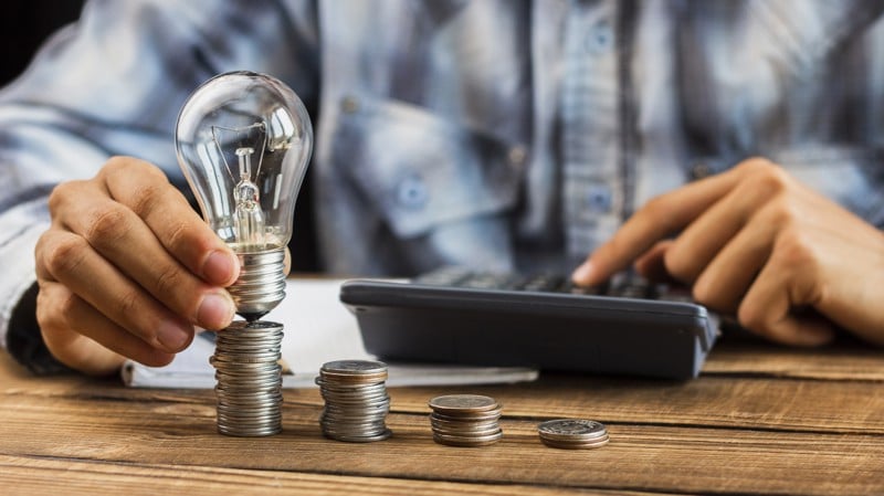 Reajustes acima da inflação ampliam impacto sobre famílias, empresas e política econômica.