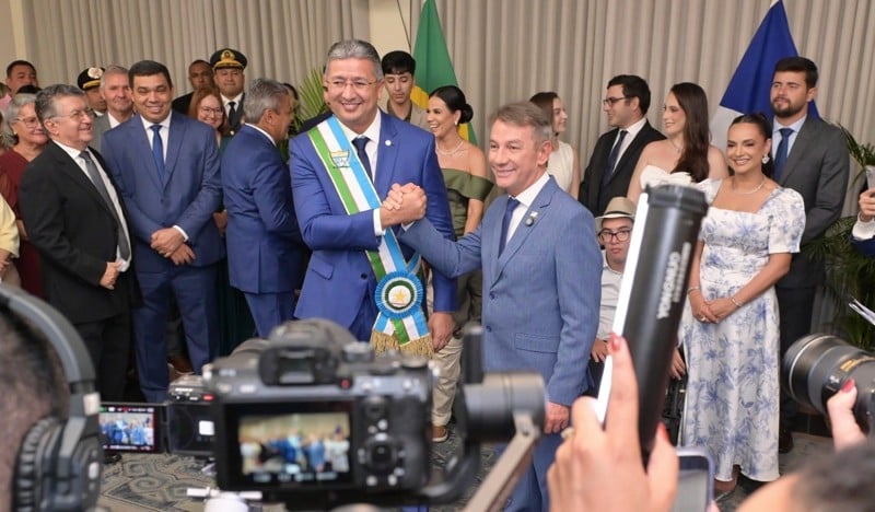 Damião e Denarium durante a transmissão de cargo em março. Eventual condenação complica pretensões eleitorais do atual e do ex-governador de Roraima.