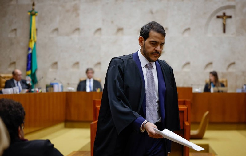 Jorge Messias em sustentação oral no STF no papel de advogado-geral da União. Ministro pode ocupar a vaga deixada por Luis Roberto Barroso no Supremo.