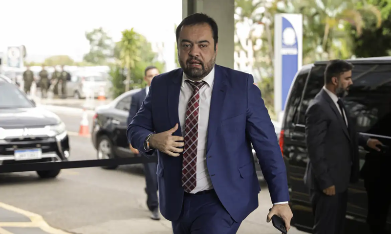 Cláudio Castro afirma que dores nas costas o impediram de viajar a Brasília para prestar depoimento à CPI do Crime Organizado.