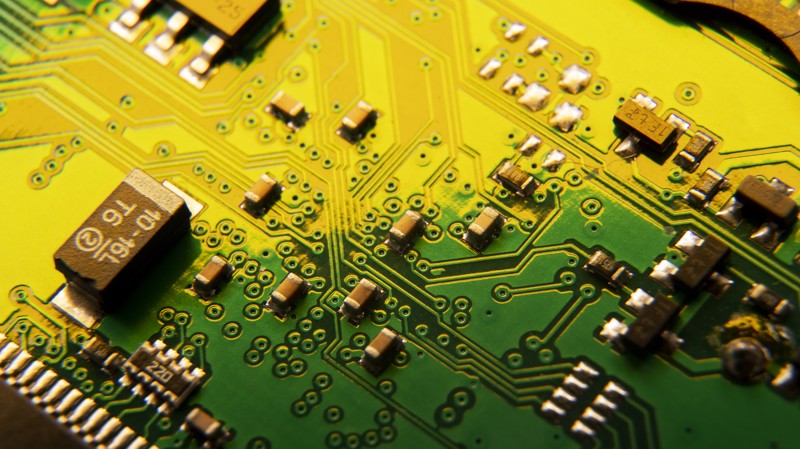 Histórico de projetos frustrados leva país a priorizar inserção mais realista nas cadeias globais.