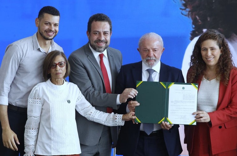 Assinatura de medidas no Palácio do Planalto marca nova etapa na política de valorização de trabalhadores terceirizados no serviço público federal.