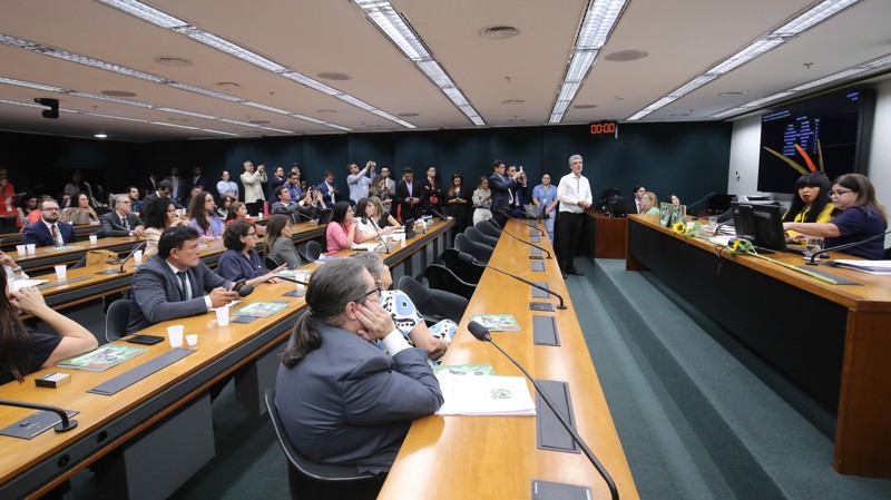 Mais de 20 projetos deixam de ser votados em meio a confronto político na Câmara.