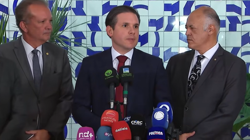 Motta defende relator e aponta falta de acordo em projeto dos apps.