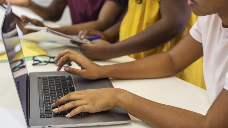 Inclusão de novas disciplinas no ensino médio reacende debate sobre preparo digital nas escolas brasileiras.