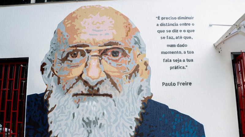 Críticas a Paulo Freire refletem embate sobre papel da escola e formação crítica no Brasil.