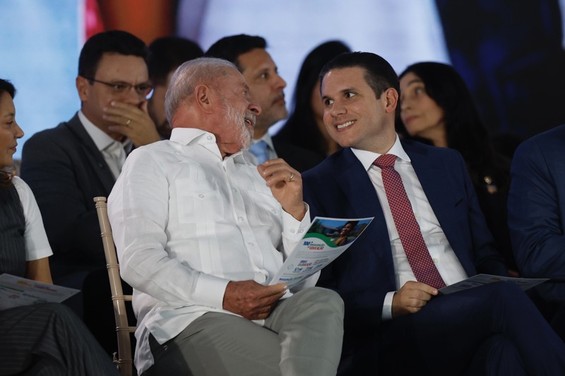 Motta prefere que redução da jornada seja tratada por PEC; Lula, por projeto de lei. Os dois defendem o fim da escala 6x1.