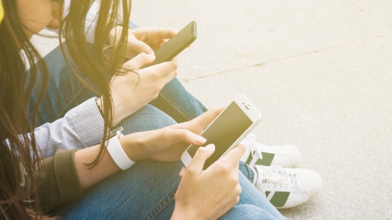 Deputada alerta que exposição às redes sociais é nociva para o desenvolvimento de crianças e adolescentes.