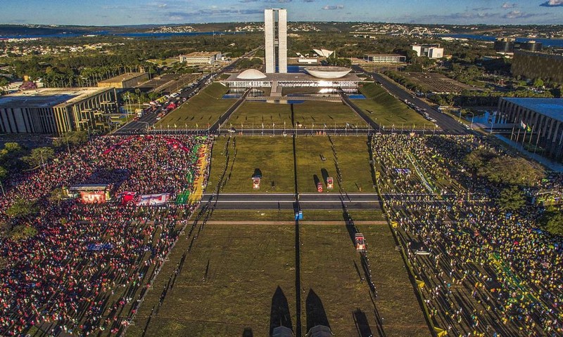 Um muro dividiu manifestantes no dia da votação em frente ao Congresso: à esquerda, defensores de Dilma; à direita, apoiadores do impeachment da presidente.