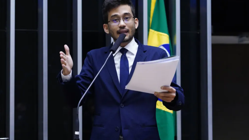 Projeto busca impedir punições a profissionais que oferecem serviços gratuitos, além de liberar a definição de preços e a publicidade na área.