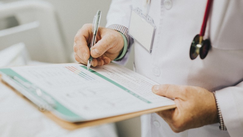 Projetos propõem o aumento da remuneração em residência médica.