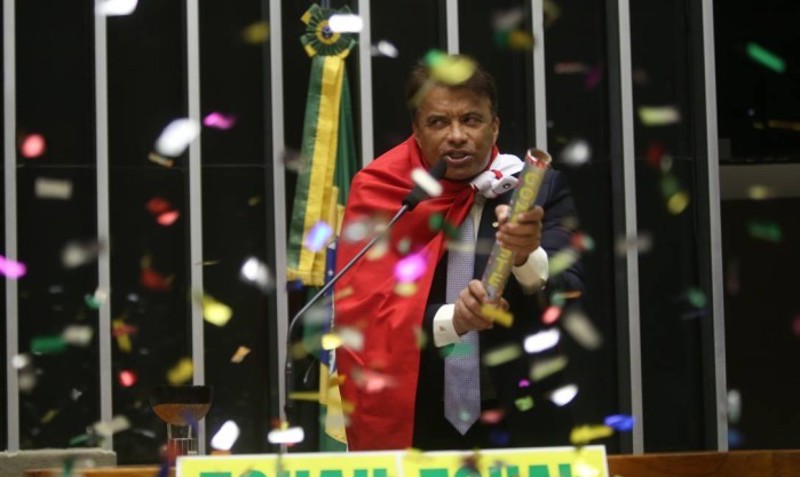 Wladimir Costa protagonizou uma das cenas mais curiosas do domingo: soltou rojão de confetes da tribuna da Câmara.