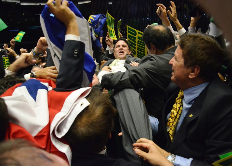 Bruno Araújo, o deputado do PSDB de Pernambuco que deu o voto que consolidou a aprovação do pedido de impeachment, foi carregado pelos colegas no Plenário.