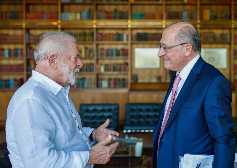 Lula e Alckmin divergem sobre taxa das blusinhas. Para o presidente, cobrança é desnecessária; vice discorda.