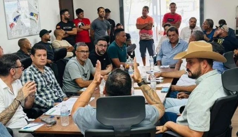 Zé Trovão (de chapéu) em encontro com representates dos caminhoneiros para discutir a MP do Frete.