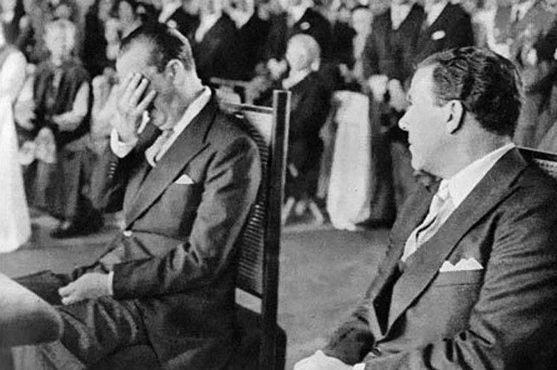 JK chora durante missa na inauguração de Brasília e recebe o olhar solidário do vice, João Goulart.