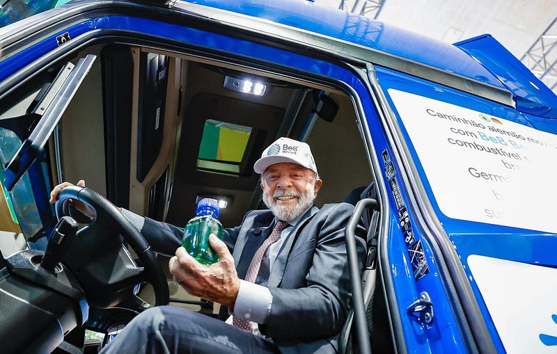 Lula exibe biocombustível brasileiro em feira na Alemanha.