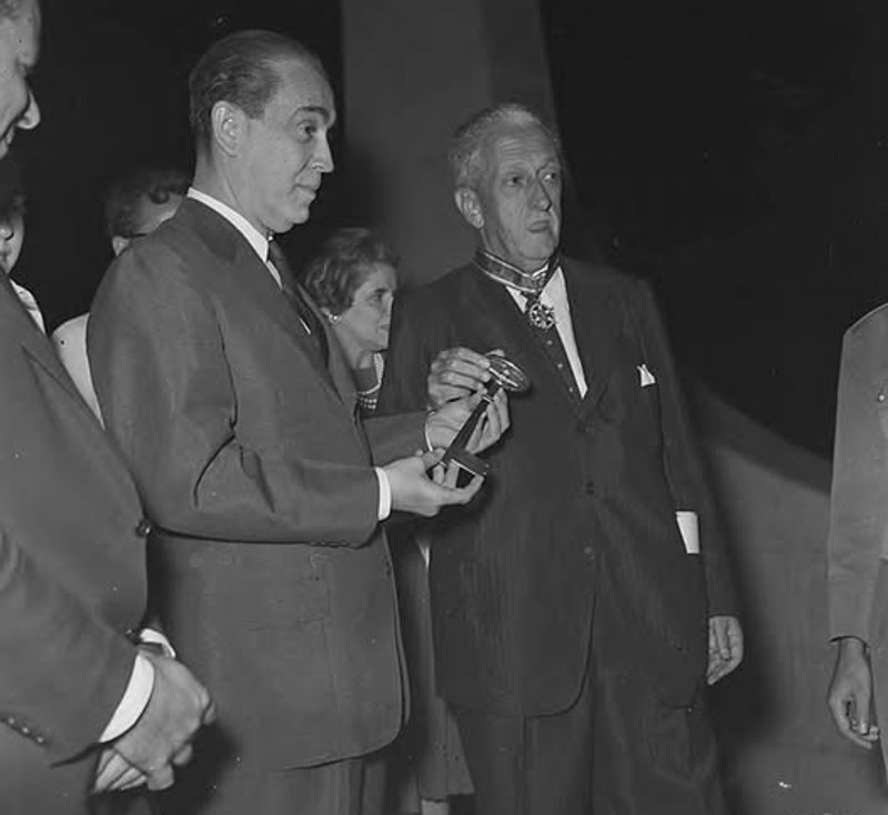 Milhares de pessoas ocuparam as vias de Brasília para prestigiar a inauguração da nova capital em 21 de abril de 1960.