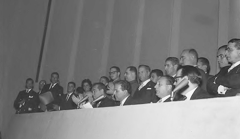 Juscelino, João Goulart, Filinto Mûller e Ranieri Mazilli ocuparam a Mesa do Plenário da Câmara para anunciar a instalação oficial do Congresso em Brasília.