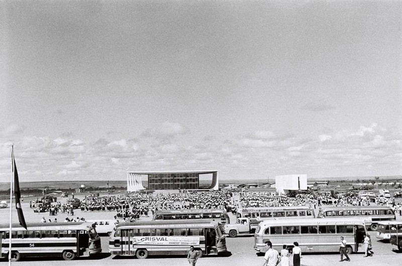 Milhares de pessoas ocuparam as vias de Brasília para prestigiar a inauguração da nova capital em 21 de abril de 1960.