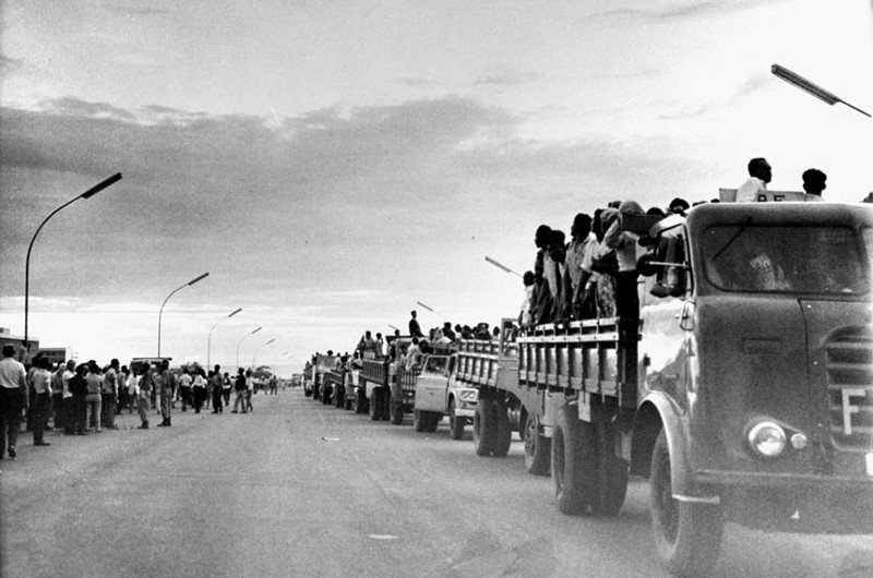 Público a caminho da Praça dos Três Poderes no dia da inauguração de Brasília.
