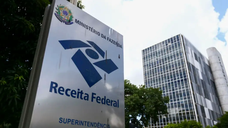 Receita Federal reforça que não envia cobranças por mensagens e orienta contribuintes a usarem apenas canais oficiais para evitar fraudes.