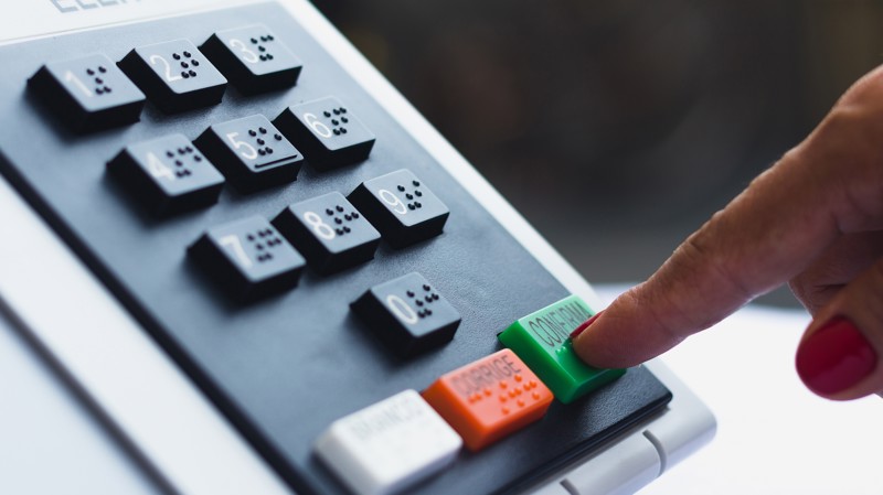 Falta de regulação clara amplia poder das big techs e ameaça crítica e cidadania online.