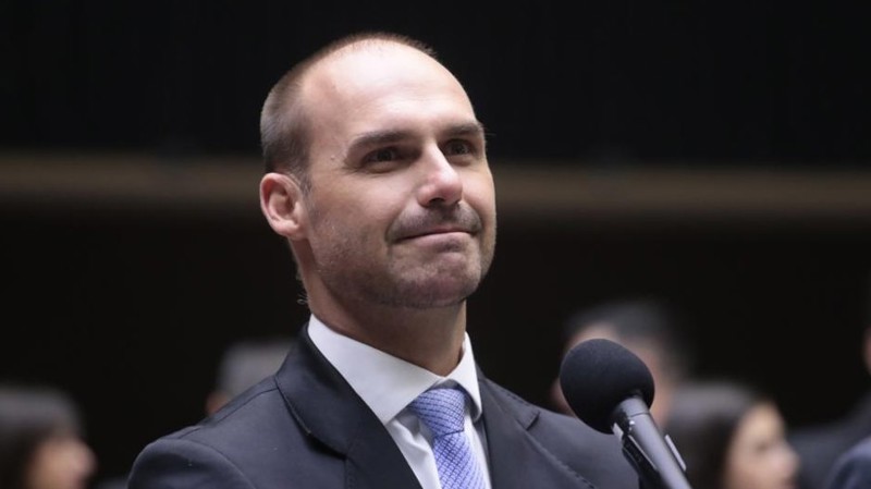 Eduardo Bolsonaro responde por coação no processo que resultou na condenação de seu pai.