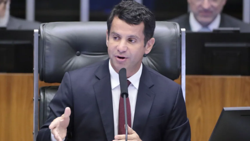 Relator do projeto, deputado Doutor Luizinho (PP-RJ) defendeu proposta que proíbe restrições a sedes partidárias em condomínios.