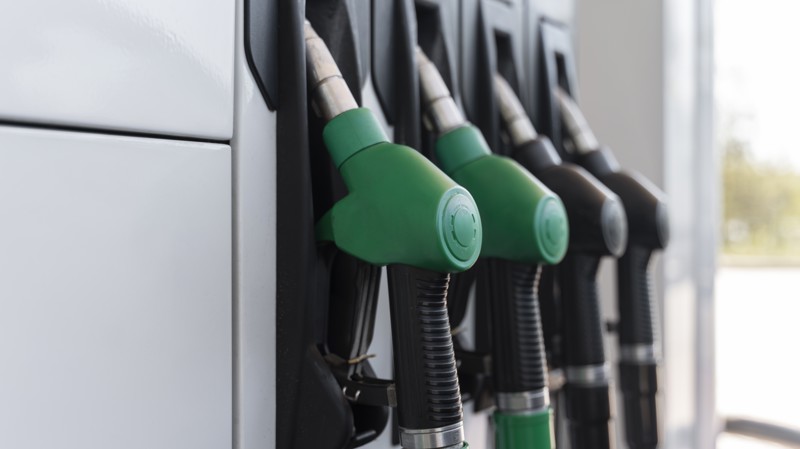 Proposta mira distribuidoras e postos, mas ignora fatores externos e política de preços da Petrobras.