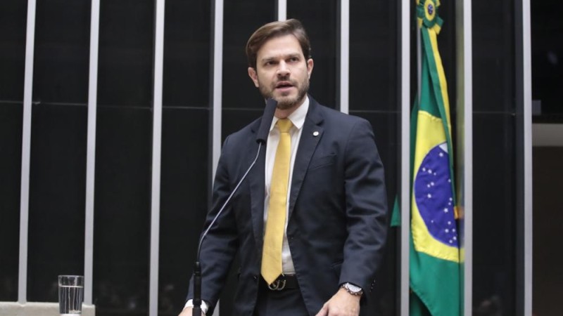 Becari pressiona por destravamento de projeto apresentado em 2023.