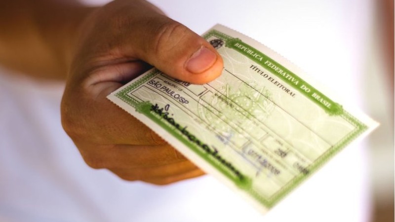 Título irregular pode impedir emissão de passaporte e posse em cargo público.