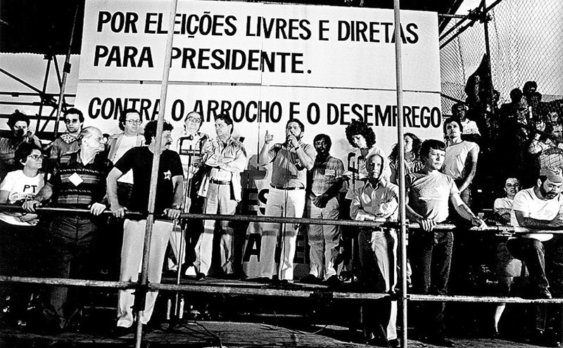 Manifestação pela volta das eleições diretas reuniu, em São Paulo, dois futuros presidentes e adversários políticos: FHC venceu Lula nas eleições de 1994 e 1998.