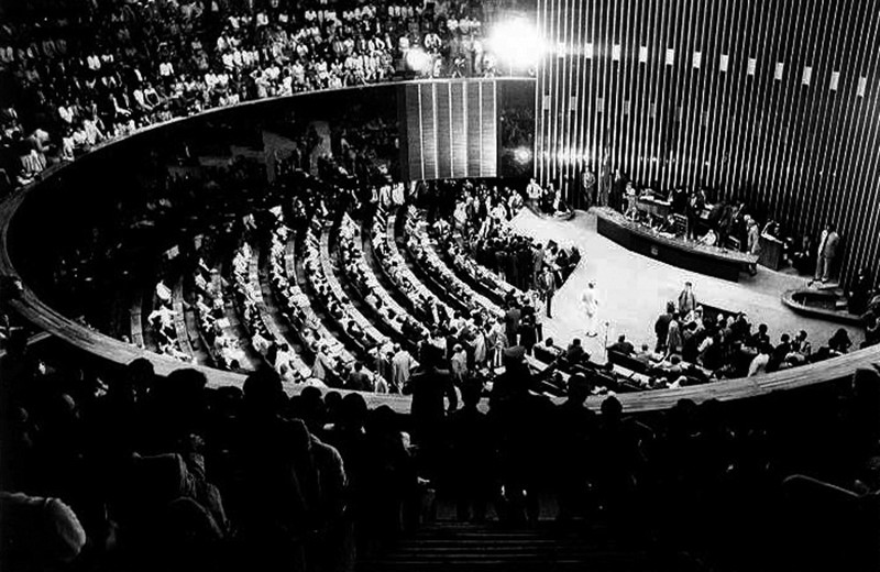 Sessão conjunta de deputados e senadores em 25 de abril de 1984; com a rejeição pela Câmara, Senado nem chegou a votar a PEC das Diretas Já.