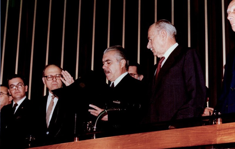 Março de 1985: Sarney faz juramento e toma posse no lugar de Tancredo, então hospitalizado. Tancredo morreu em 21 de abril daquele ano.