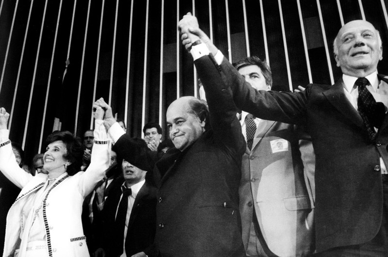 Em janeiro de 1985, Tancredo Neves comemorou sua eleição por via indireta para a Presidência da República; à sua esquerda, a esposa Risoleta; à direita, Ulysses Guimarães, o 