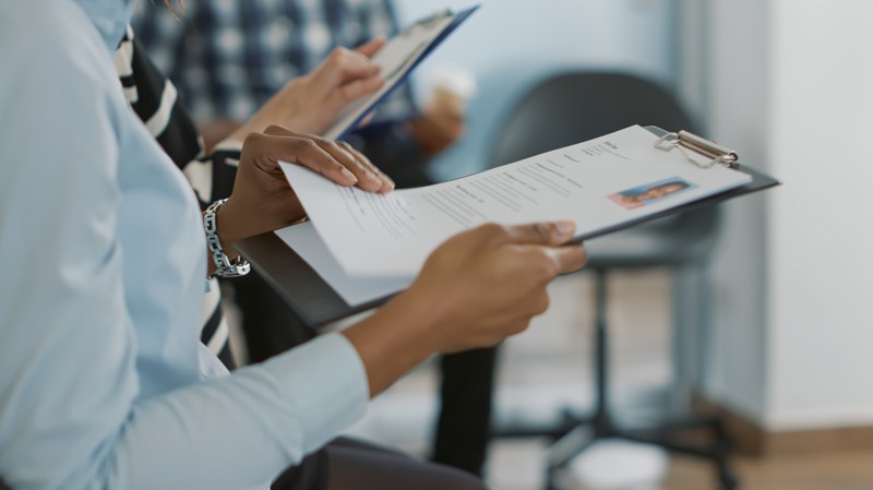 Críticos apontam que proposta pode pressionar empresas e afetar geração de vagas.