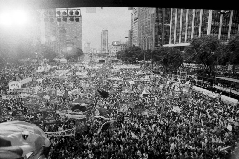 Mais de um milhão de pessoas se reuniram no Vale do Anhangabaú, em São Paulo, para pedir a volta das eleições diretas para presidente.