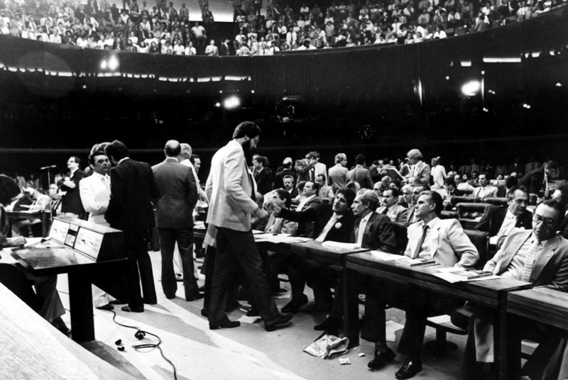 Em pé, de barba, o deputado Dante de Oliveira, autor da PEC, conversa com colegas no Plenário no dia da votação da emenda.