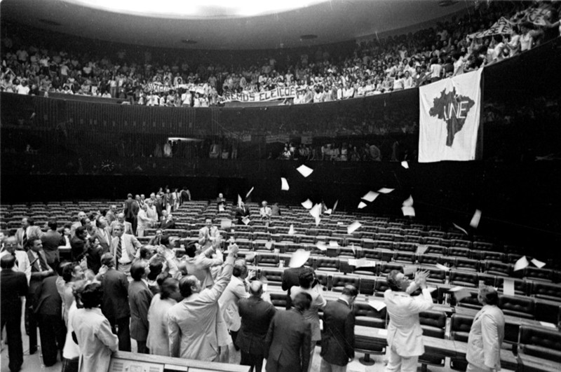Deputados favoráveis à Emenda Dante acenam para as galerias.