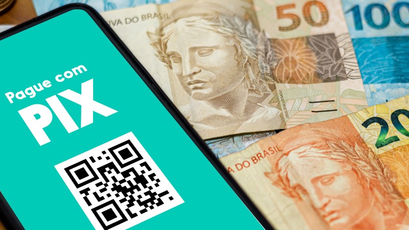 Debate sobre plataformas e pagamentos digitais revela conflito entre regulação estatal e domínio das big techs.