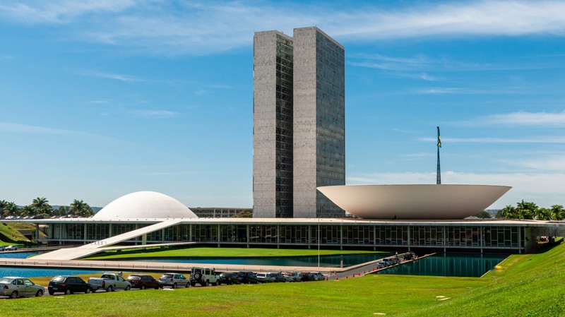 Iniciativa legislativa é criticada por ampliar restrições e desviar foco de problemas urgentes do país.