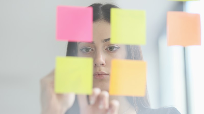 Acúmulo de funções e falta de apoio tornam urgente o debate sobre saúde mental das mulheres.