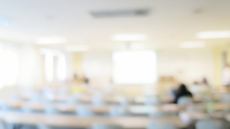 Relatos de estudantes indicam tensões políticas e questionam espaço para o contraditório.