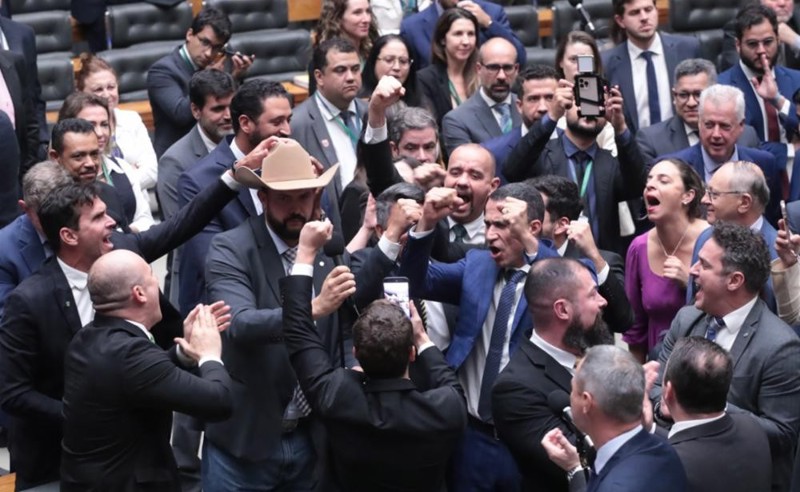 Oposição comemora aprovação do chamado PL da Dosimetria em dezembro de 2025 no Plenário da Câmara, sob protesto de deputados governistas.