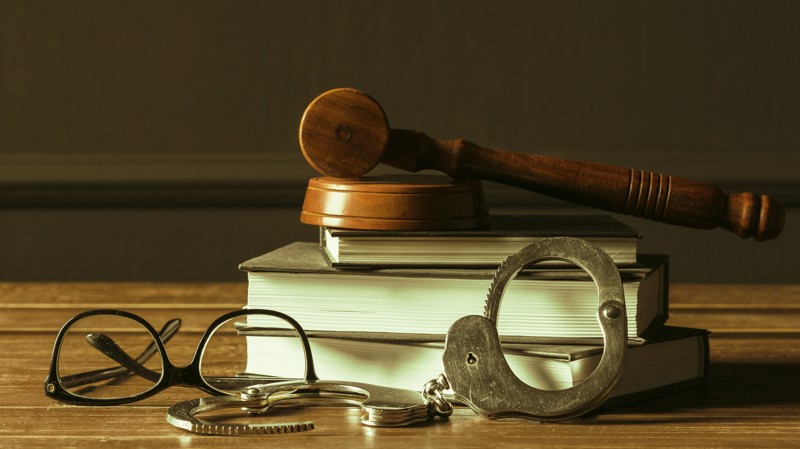 Projeto e veto revelam tensão entre resposta a ataques institucionais e garantias constitucionais.