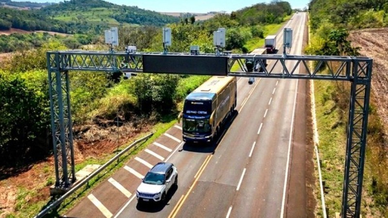 Motoristas ganham prazo para regularização de débitos de pedágios antes da retomada das penalidades.